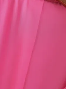 Dettaglio macro della trama e del tessuto della giacca rosa vibrante