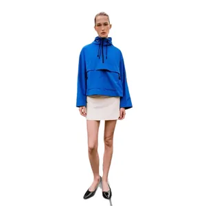 Giacca a vento blu con cappuccio in tessuto resistente all'acqua per abbigliamento outdoor