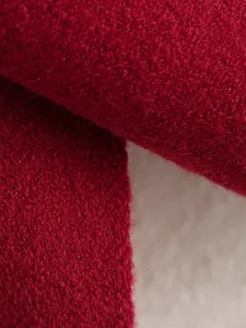 Nahaufnahme von weichem, rot gestricktem Wollmischgewebe für Luxus-Strickwaren.