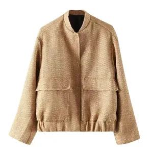 Detailansicht einer goldenen Paillettenjacke mit Stehkragen und großen Vordertaschen