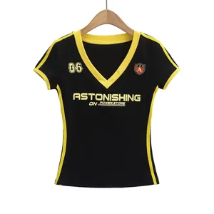 Detailweergave van Amerikaans retro slim fit V-hals T-shirt met contrasterende gele bies