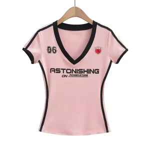 Detail van roze vintage T-shirt met V-hals en contrasterende zwarte bies
