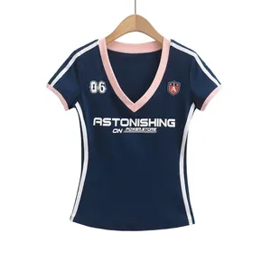 Gedetailleerd zicht op een marineblauw T-shirt met V-hals en een roze contrastrand