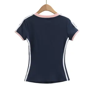 Achteraanzicht van een marineblauw sport-T-shirt met roze bies en witte zijstrepen