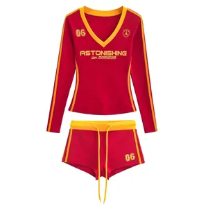 Rood Amerikaans retro setje met lange mouwen V-hals top en bijpassende korte broek