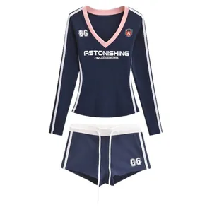 Amerikaanse retro tweedelige set: donkerblauw shirt met lange mouwen en V-hals en korte broek