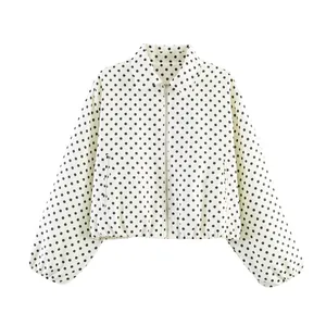 Witte jas met zwarte stippen, rits en pofmouwen, gedetailleerde weergave van kleding