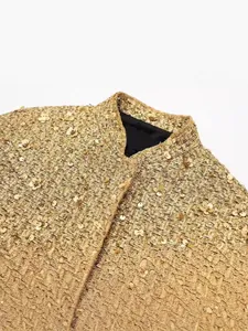 Detailansicht einer stylischen Damenjacke mit goldenen Pailletten für den Herbst