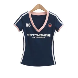 T-shirt vintage blu navy con scollo a V, bordi rosa e stampe grafiche atletiche