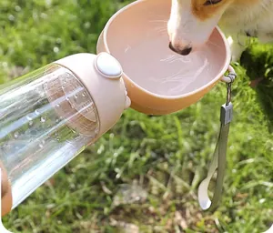 Primo piano di una borraccia portatile per animali domestici usata da un cane.