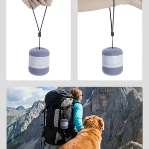 Tragbarer Wasserspender für Haustiere, der beim Wandern am Rucksack hängt