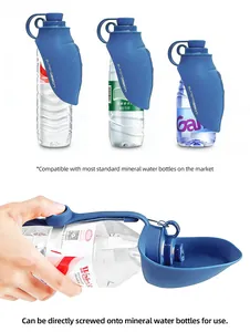 Detail van de blauwe blad-drinkbak voor huisdieren op een mineraalwaterfles voor gebruik.
