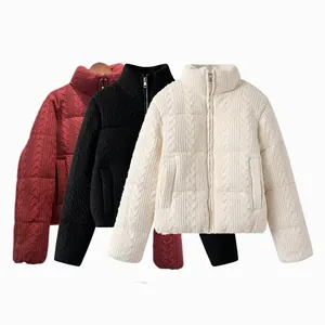 Gesteppte Strickjacken in Rot, Schwarz und Weiß für einen warmen und modischen Winter-Look