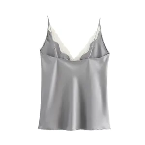 Vista de detalle de camisola gris textura seda con ribete de encaje blanco y tirantes