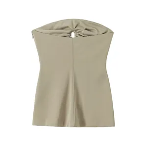 Detailansicht eines khakifarbenen trägerlosen Bandeau-Tops mit modischem Ausschnitt