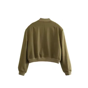 Vue arrière d'un blouson aviateur court vert olive tendance et chic avec col montant