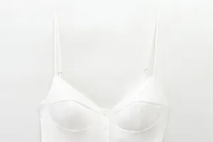 Dettaglio ravvicinato del camisole bianco in popeline con busto a corsetto e bottoni