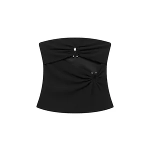 Detailansicht eines schwarzen trägerlosen Schlauchoberteils mit Cut-out-Design und Ringen.