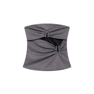 Detail des grauen Metallic-Bandeau-Tops für Damen mit Cut-out und Metall-Applikationen