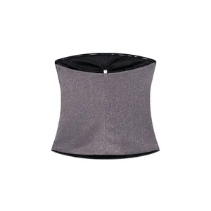 Detailansicht eines glitzernden silbernen Damen-Bandeau-Tops mit speziellem offenem Design.