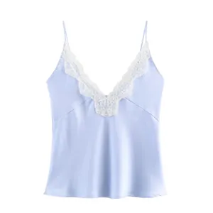 Camisola elegante de satén azul claro con escote en V de encaje blanco fino