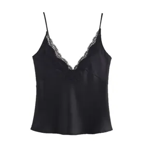 Elegante camisola de satén negro con un delicado borde de encaje en el escote en V