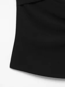 Detaillierte Makroansicht des schwarzen Tube-Tops mit Stofftextur und hochwertiger Nahtverarbeitung