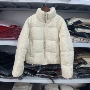 Detaillierte Ansicht der Strick-Steppjacke mit Zopfmuster und Reißverschluss-Struktur
