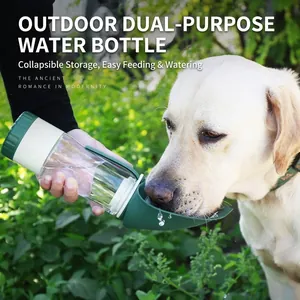 Detail van een hond die drinkt uit de opvouwbare siliconen bak van de waterbeker.
