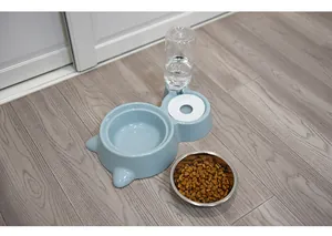 Vista detallada del dispensador automático de agua azul para mascotas con bol de inox