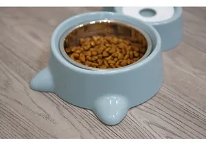 Primer plano de comedero doble con forma de gato e inserto de acero inoxidable azul