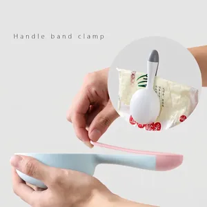Pala multifuncional para comida de mascotas con clip para sellar bolsas y colgar cómodamente