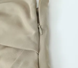 Nahaufnahme der hochwertigen unsichtbaren Reißverschluss-Details am beigen Tube-Top