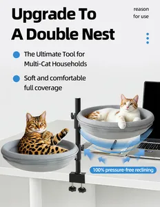 Detailansicht einer am Schreibtisch montierten Doppel-Katzenhängematte für zwei Katzen