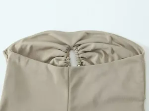 Detailaufnahme eines khakifarbenen Bandeau-Tops mit Cut-out und Raffung vorne