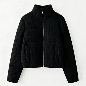 Detailansicht einer schwarzen Steppjacke mit Zopfmuster, Stehkragen und Metallverschluss