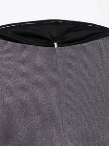 Nahaufnahme eines Damen-Glitzer-Tube-Tops mit Cut-out-Detail und rutschfestem Futter