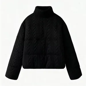 Detailansicht einer hochwertigen schwarzen Zopfstrick-Pufferjacke mit hohem Kragen