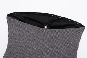 Detailansicht eines silbernen Metallic-Strick-Tube-Tops mit Öffnungsdesign und Futter