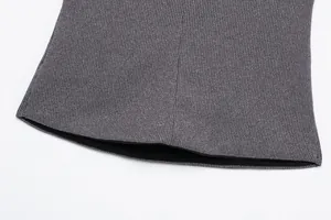 Makroansicht des strukturierten Strickstoffs und des sauberen Saums eines grauen Tube-Tops