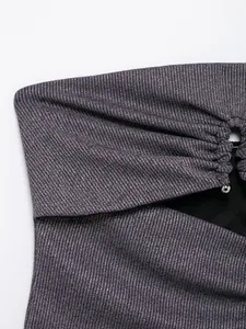 Detailaufnahme eines lila melierten Bandeau-Tops mit Raffung und Ausschnitt-Design