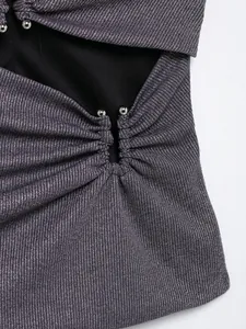 Detailansicht des lila Metallic-Stoffs und der Silberperlen am Cut-out-Bandeau-Top