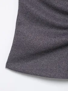 Detailansicht der fein gestrickten Stofftextur dieses dunkelgrauen Damen-Bandeau-Tops.