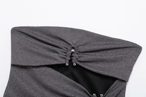Detaillierte Makroansicht der Glitzertextur und der Metallperlen an einem Bandeau-Top