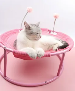 Detail eines rosa Haustier-Hochbetts mit schlafender Katze und weichem Netzgewebe-Design