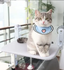 Detailansicht einer Katze auf einer Fenster-Hängematte mit starken Saugnäpfen