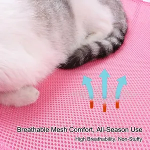 Nahaufnahme einer atmungsaktiven rosa Netz-Hängematte für Katzen und Hunde für hohen Komfort