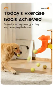 Golden retriever speelt met de tennisbalwerper in een gezellige huiselijke omgeving