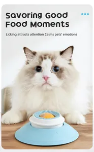 Blauw-witte likmat voor katten met snack en een pluizige kat op de achtergrond