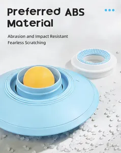 Detailopname van het duurzame ABS-materiaal op dit lichtblauwe slow feeder-speeltje
